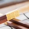 Palillos de Madera para Alitas de Pollo con el Carácter '' y Cabezas Cuadradas, Hechos de Sándalo Morado y Secuoya, Juego de Vajilla, Regalo Empresarial, Madera Maciza Cuadrada
