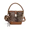 Bolso popular de este año para mujer, otoño e invierno 2024, nuevo bolso de mensajero de nicho con estampado de leopardo, bolso de cubo portátil informal