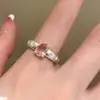 Pendientes Artísticos Versátiles Estilo Francés Mariposa Semitransparente Corazón Cepillado, Pendientes Minimalistas de Lujo Ligero para Commuter en Oro y Plata con Forma de Corazón