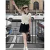 Un Conjunto Completo de Ropa Estilo Universitario Coreano para Verano, Incluyendo un Nuevo Top de Punto sin Mangas con Cuello Polo Reductor de Edad Combinado con una Falda de Moda