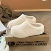 Estas sandalias slip-on versátiles y cómodas son perfectas con faldas, ofreciendo un look chic y elegante.. Son un artículo de tendencia 2026, con una suela suave, diseño que aumenta la altura y un ajuste cómodo, encarnando el estilo "pequeño Chanel".