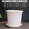 Vaso de flores de plástico de alto valor, estilo europeu, vaso de flores de cerâmica de imitação de resina imperial romana, padrão vertical, mesa de varanda, redondo, espessado