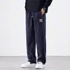 Roupa Masculina Fengshe / Nova Coleção Primavera e Outono 2026 Estilo Americano Novo Caimento Solto Veludo Boa Bordado com Logo Chinês Calça Casual Masculina de Barra Reta