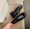 Versión de piel de vaca hebilla dorada suela gruesa zapatos de cuero pequeños para mujer 2026 estilo nuevo estilo británico tacón grueso zapatos de vestir sin cordones mocasines perezosos