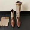 Botas femininas de cano alto, que vão acima do joelho, feitas de couro de flor integral, com bico quadrado removível, salto baixo e design de cano reto.