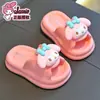 (Armazém Jieyang, limitado a vendas domésticas) Sandálias de verão infantis, fofas, antiderrapantes, para uso interno, com personagens de desenho animado, para meninas, da Sanrio