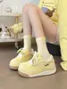 Tênis de treino estilo alemão para mulheres, nova coleção primavera/outono 2026, leve, sola macia, tênis casuais versáteis com cadarços, sapatos brancos que aumentam a altura