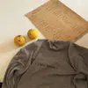 Top infantil manga longa, gola alta, cor sólida, estampa de letras, corte slim, T-shirt versátil e elástica, camiseta básica para bebê
