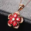 Pingente de flor de cinco pétalas de zircônia vermelha estilo coreano banhado a ouro rosa 18k Pingente de cristal de luxo com diamante e rubi rosa