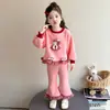 Traje para Niña Ropa de Otoño 2026 Nuevo Estilo Bebé Niña Súper Elegante Dibujos Animados Infantiles Informal Pantalones de Campana Conjunto de Dos Piezas Primavera y Otoño