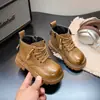 Botas de Couro Estilo Britânico para Meninas 2026 Outono/Inverno Novas Solado Macio Aveludadas Quentes Botas Curtas Moda de Corte Baixo Botas Individuais Botas Martin