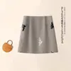 Saia Retro Cáqui com Lantejoulas de Cintura Alta para Mulheres 2026 Novo Estilo de Verão Saia Curta Cinza Linha A para Pessoas Baixas