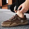 Zapatos de verano para hombre 2026 de malla hueca transpirable sin cordones de velcro para deportes y uso casual