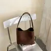 Bolsa de palha tecida versátil de nicho estilo coreano, novo modelo outono 2026, bolsa transversal versátil de grande capacidade para o dia a dia