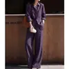 Elegante conjunto de camisa feminina para o outono de 2026, apresentando um tom roxo relaxado e descontraído, adequado para o estilo intelectual e "old money".