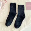 Calcetines nuevos de terciopelo de visón para Otoño e Invierno, calcetines rosas con forro de felpa bordados para dormir, calcetines de felpa japoneses hasta la mitad de la pantorrilla para estar en casa, al por mayor