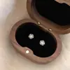 Pendientes pequeños de estilo coreano de doble capa, estilo fragante pequeño, diseño hueco de flor, diseño simple y versátil, pendientes de temperamento pequeño y fresco
