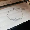 Pulseira de Zircônia Flor Redonda Verde Estilo Europeu e Americano, Sensação de Luxo Leve e de Alta Qualidade, Acessório de Mão Doce e Versátil para Mulheres