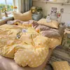 Set súper suave de cuatro piezas de algodón gofrado con estampado floral fresco, adecuado para dormitorio y uso doméstico, incluye sábana bajera y funda de edredón, set floral de tres piezas para exportación
