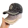 Boné de Baseball com Letra de Strass para Mulheres, Chapéu Quente de Outono e Inverno, Moda Coreana Versátil Boné Bico de Pato de Pelo de Visão Ins