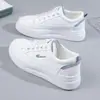 Tênis brancos femininos populares, novo modelo 2026, leve, respirável, adequado para verão e outono, superfície em malha, versátil, sola grossa, sapatos esportivos antiderrapantes
