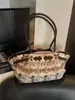 Bolso de Mano Portátil Nuevo Lindo Otoño/Invierno 2025 Bolso de Maquillaje de Moda Tendencia Bolso de Viaje Bolso de Hombro Simple de Nicho