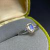 Anillo de piedra lunar natural boutique luz de luna azul cuerpo de cristal fuerte luz azul plata 925 incrustación de precisión 4*6mm