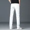 Jeans blancos de alta gama para hombre, nuevos pantalones rectos ajustados de otoño, pantalones largos elásticos casuales de moda para hombre, nuevo estilo
