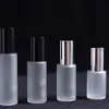 Frasco de óleo essencial com spray fosco Frasco cosmético preto dourado Frasco conta-gotas com cabeça de borracha spot Frasco de essência líquida em estoque