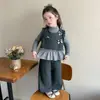 Conjunto de tres piezas a la moda estilo coreano para niñas con volantes, nueva colección otoño 2026, elegante conjunto de chaleco y pantalones de pierna ancha para niñas pequeñas