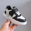 Tênis de Board para Meninas 2026 Primavera/Outono Novos Tênis Brancos Leves de Solado Grosso para Meninos Sapatos Casuais Esportivos para Crianças Sapatos para Crianças de Meia-Idade e Mais Velhas