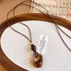 Collar con colgante de madera y cordón de cuero, moderno, a la moda, versátil, elegante, cadena para suéter, lujo ligero, sensación de alta gama, venta al por mayor de joyería