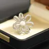 Novo Broche Flor de Nó com Zircônia Micro-Pavimentada Flor de Pérola Elegante Alfinete Anti-Exposição Acessórios de Casaco para Mulheres