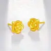 Aretes de Joyería Color Arena Dorada, Aretes de Flor Rosa para Mujer, Oro de Imitación, Lujo Ligero de Nicho, Sensación de Alta Gama, Joyería de Tres Oros para Boda al por Mayor