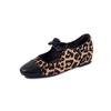 Hermoso ~ la blogger usa estampado de leopardo con combinación de colores de lazo en la primavera de 2025 con zapatos de cuero de tacón alto y punta redonda para mujer