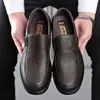 Atacado primeira camada couro bovino tamanho grande sapatos de couro masculinos couro negócios masculinos casuais sola macia couro macio sapatos de pai de meia-idade
