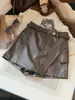Elegantes y asimétricos shorts de piel sintética de PU de dos piezas para mujer, nueva colección otoño 2026, de cintura alta, versátiles y favorecedores, tipo falda-pantalón de línea A.