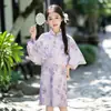 Nova coleção de outono: Conjunto de cheongsam estilo chinês para meninas, apresentando um cheongsam floral e um xale combinando, um conjunto de duas peças em estilo chinês tradicional