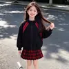 Conjunto de ropa infantil para niña, nuevo modelo otoño 2026, chaqueta de béisbol estilo universitario para niños con falda plisada a cuadros conjunto de dos piezas
