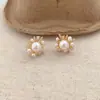 Design único com brincos de pérola em floco de neve oco tridimensional para mulheres, acessórios de ouvido modernos, distintos, bonitos, versáteis e elegantes