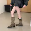Botas Redondas de Caña Media Plegadas con Hebilla y Aumento Interno de Altura para Mujer, Colección Otoño/Invierno 2026, Adecuadas para Combinar con Faldas y Jeans