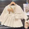 Novedades transfronterizas: Colección primavera/otoño 2026, conjunto estilo tweed para niñas con una chaqueta de retazos de malla y una falda plisada, un moderno conjunto de dos piezas