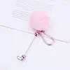 Mosquetón de pompón de peluche DIY, llavero de felpa elegante, accesorio para mochila y equipaje de estudiante, disponible para venta al por mayor