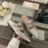 Novas Chinelos Casuais Slip-On com Bico Fino, Tachas e Salto Escondido, Fechados na Ponta, para Uso Externo - Coleção Primavera 2026