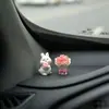 Enfeite de carro de buquê de coelho fofo e brincalhão, decoração de interior para o carro, acessório para painel, criativo e calmante com um toque de sofisticação