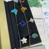 Versión de Alta Gama de Van Gogh Pulsera de Cinco Flores Mariposa de la Suerte V Chapada en Oro con Oro de 18 Quilates Versátil Nicho Lujo Ligero Sensación de Alta Gama