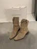 Temporada do Primeiro Encontro~Botas Martin de Cano Médio com Decote em V Femininas Outono/Inverno 2026 Botas de Camurça Amassadas Marrom Mesclado Botas Curtas Slim