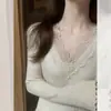 Camiseta Base de Punto con Encaje de Albaricoque y Cuello en V Estilo Francés para Mujer, Otoño e Invierno, Lujo Ligero, Sensación de Alta Gama, Corte Delgado, Top Favorecedor
