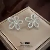 Pendientes de Flor de Cinco Pétalos Tachonados de Diamantes de Lujo Aguja de Plata, Diseño Simple y Versátil, Joyería para Orejas de Temperamento Elegante y Gentil