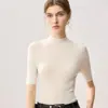 Estilo novo, elegante e discreto: Suéter de malha fina 100% lã, com corte justo, manga curta, gola alta discreta e mangas de três quartos para mulheres, perfeito como peça base.